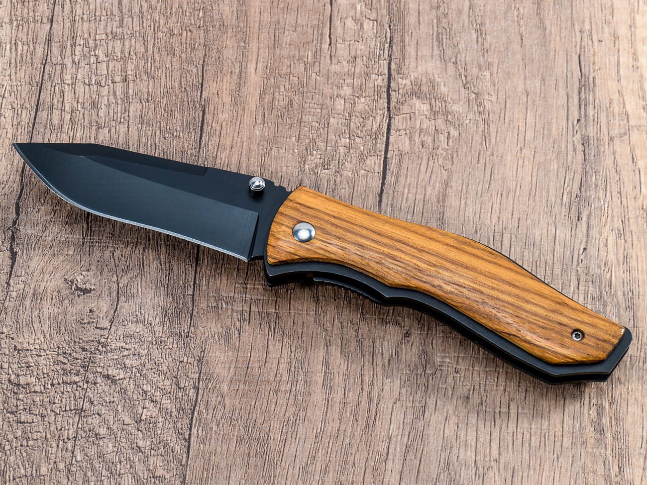 Cuchillo con mango de madera