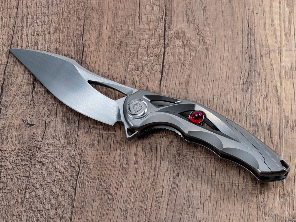 Nóż składany z uchwytem tytanowym