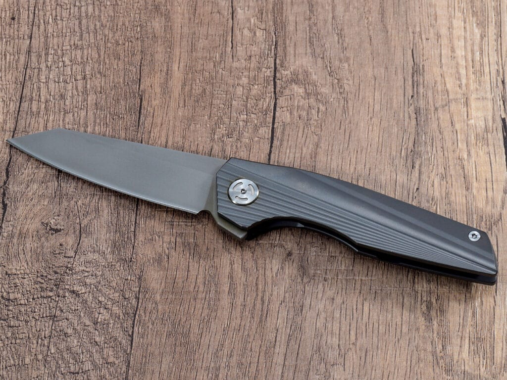 Nóż składany z szarym klipsem kieszonkowym