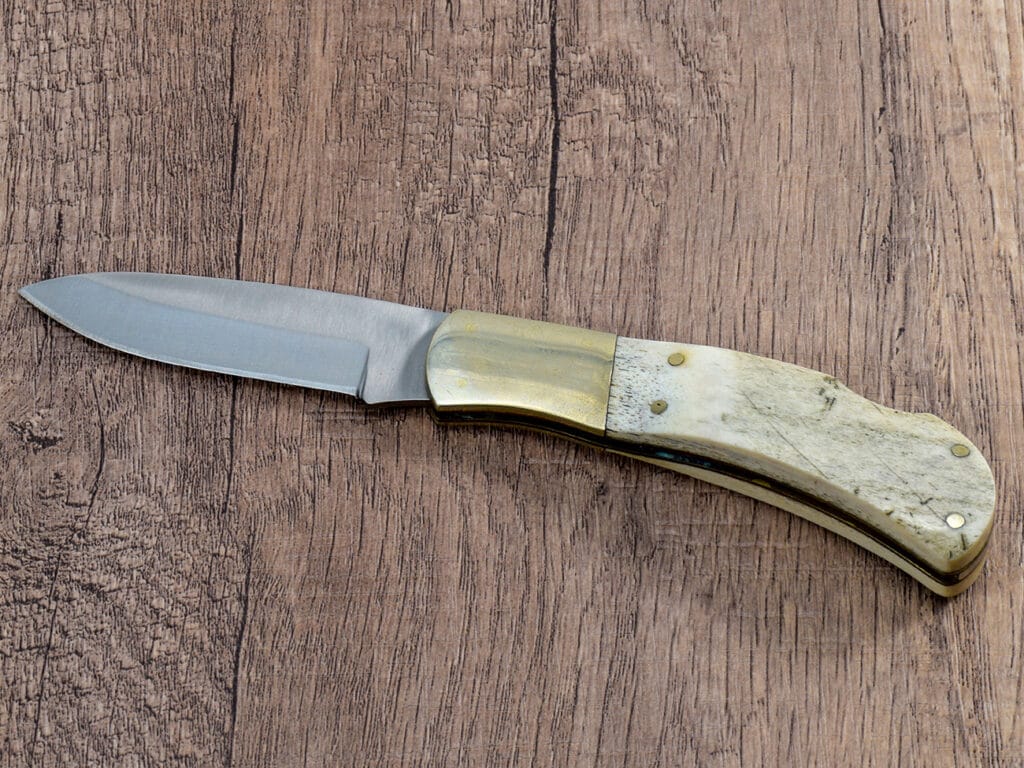 Navaja plegable con mango de asta de ciervo