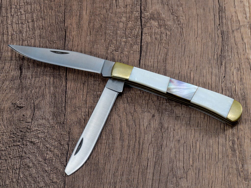 Pisau dengan Gagang Kerang