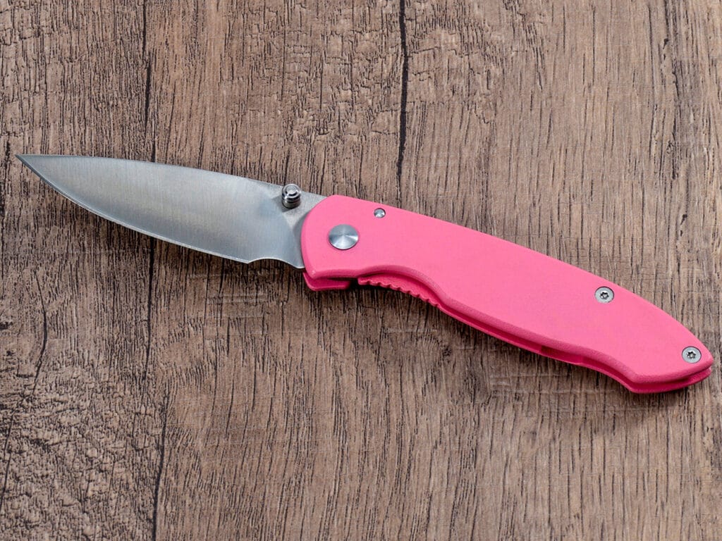 Scyzoryk z różową rękojeścią