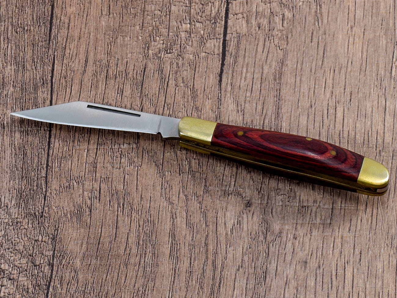 Coltello con manico in legno e rame