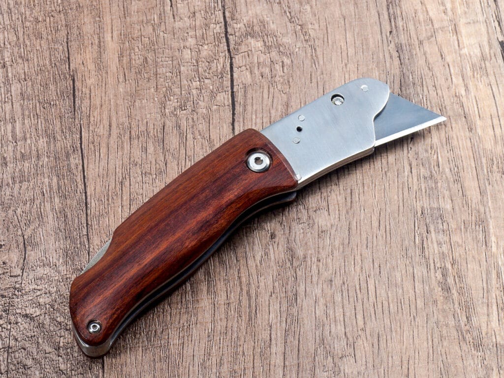 Cuchillo multiusos con mango de madera de rosa