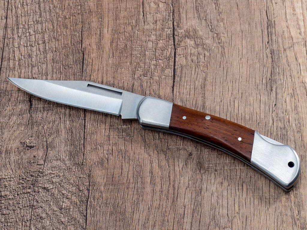 Navaja plegable con mango de madera y cierre de seguridad