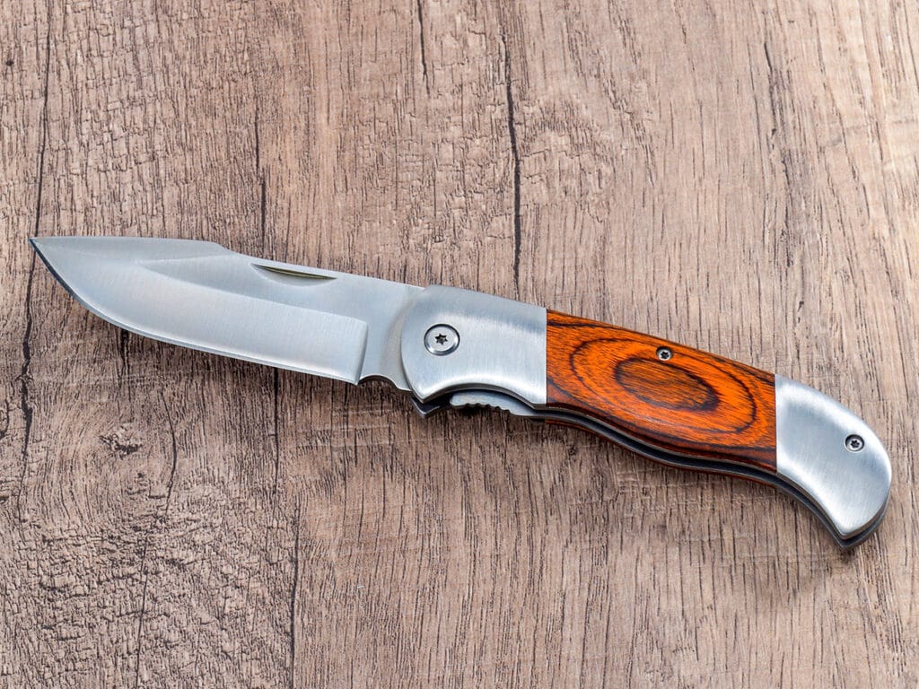 Veitsi pakkapuukahvalla