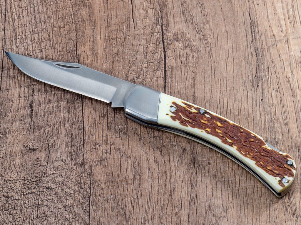Cuchillo con mango de plástico